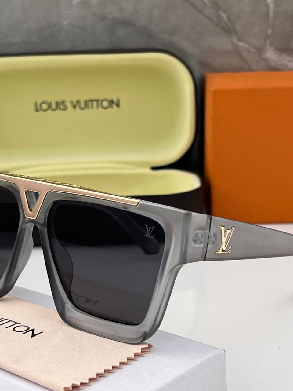 Louis_Vuitton 1502 Grey